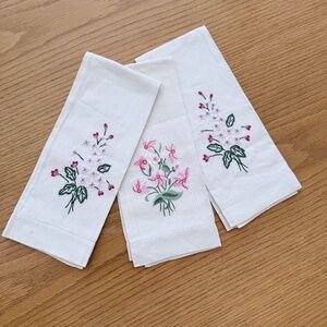 SET OF 3 EMBROIDERED HAND TOWELS
